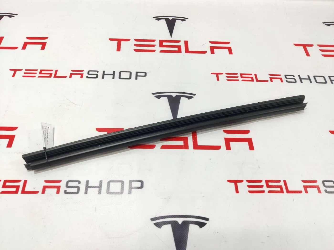 Уплотнитель к Tesla Model S 2021