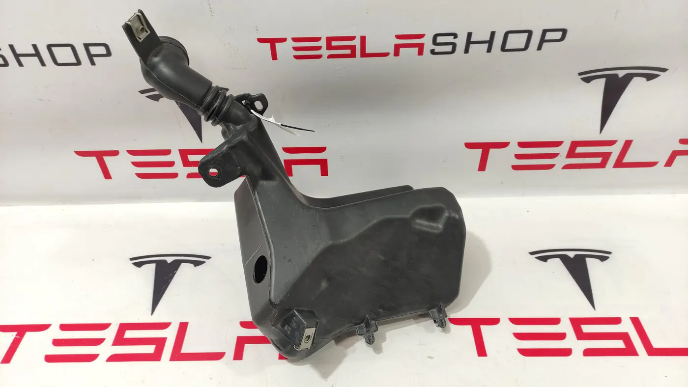 Бачок омывателя к Tesla Model 3 2019