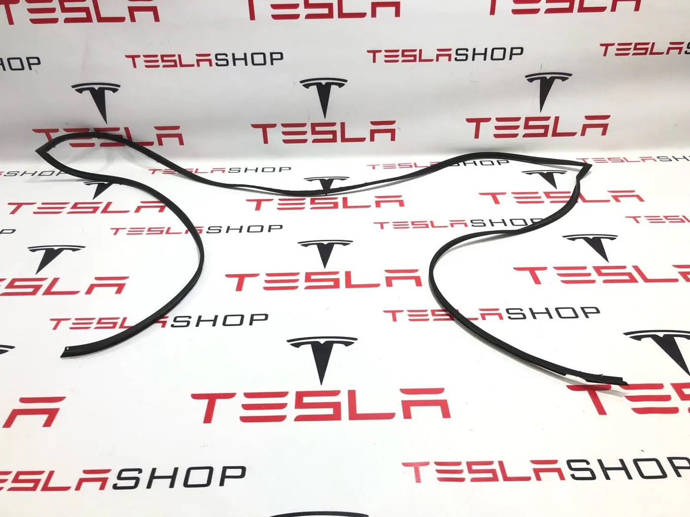 Уплотнитель стекла лобового к Tesla Model S 2022