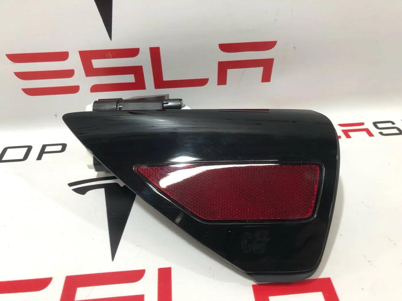 Лючок порта зарядки к Tesla Model Y 2022