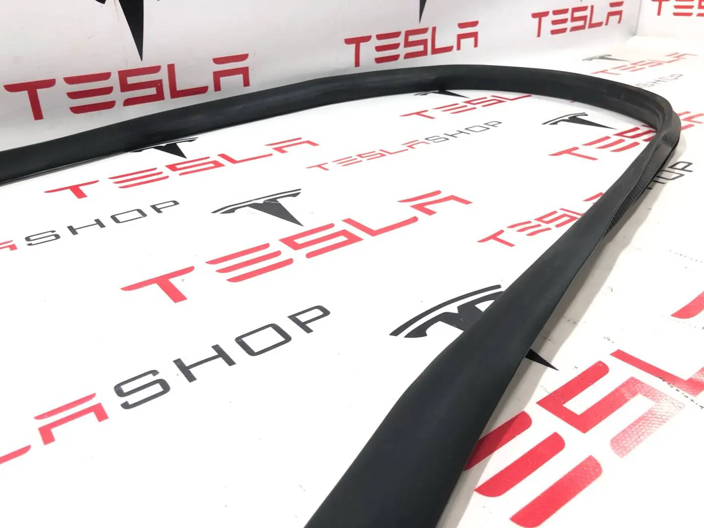 Уплотнитель к Tesla Model Y 2021