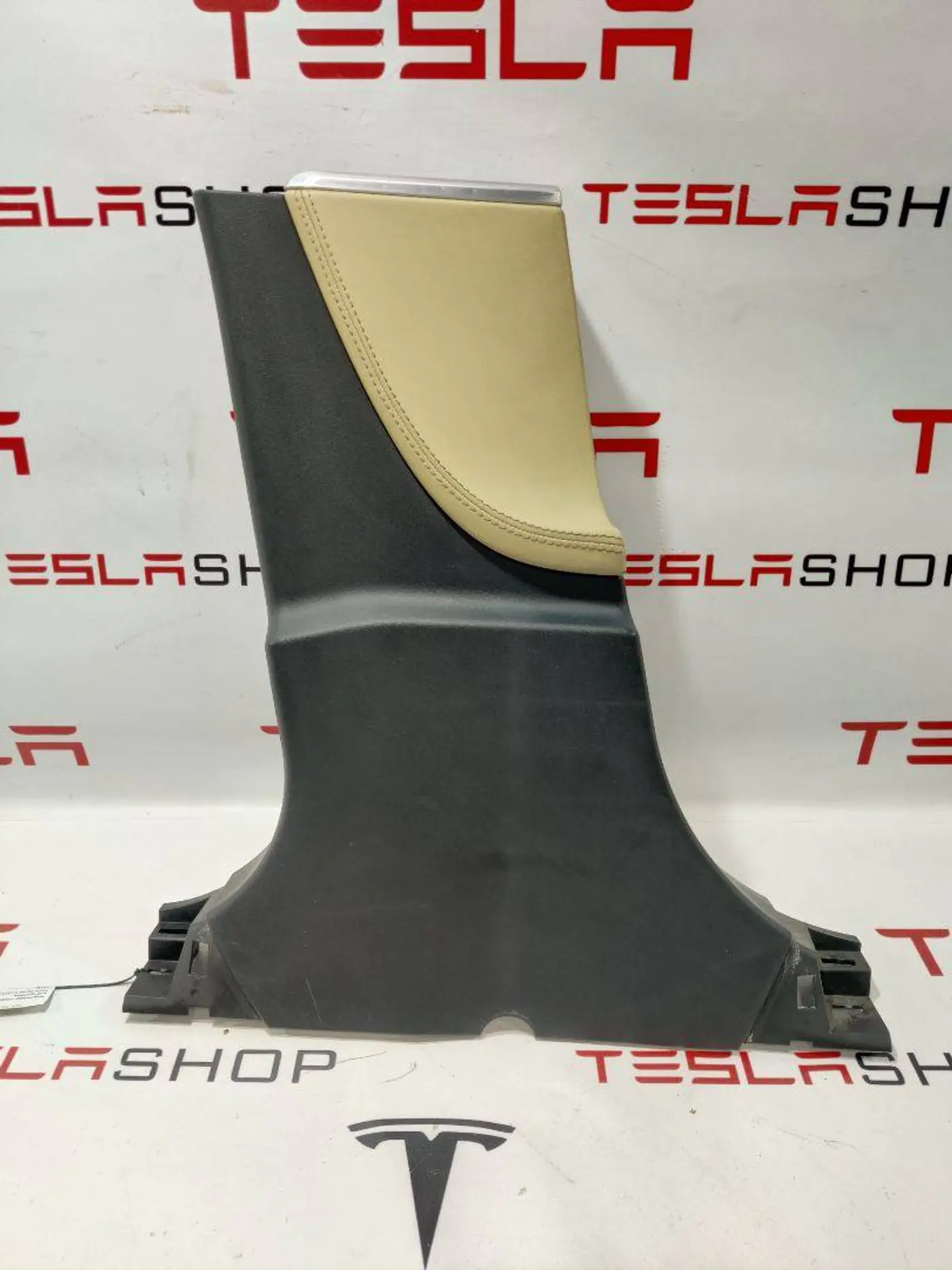 Обшивка стойки к Tesla Model S 2014