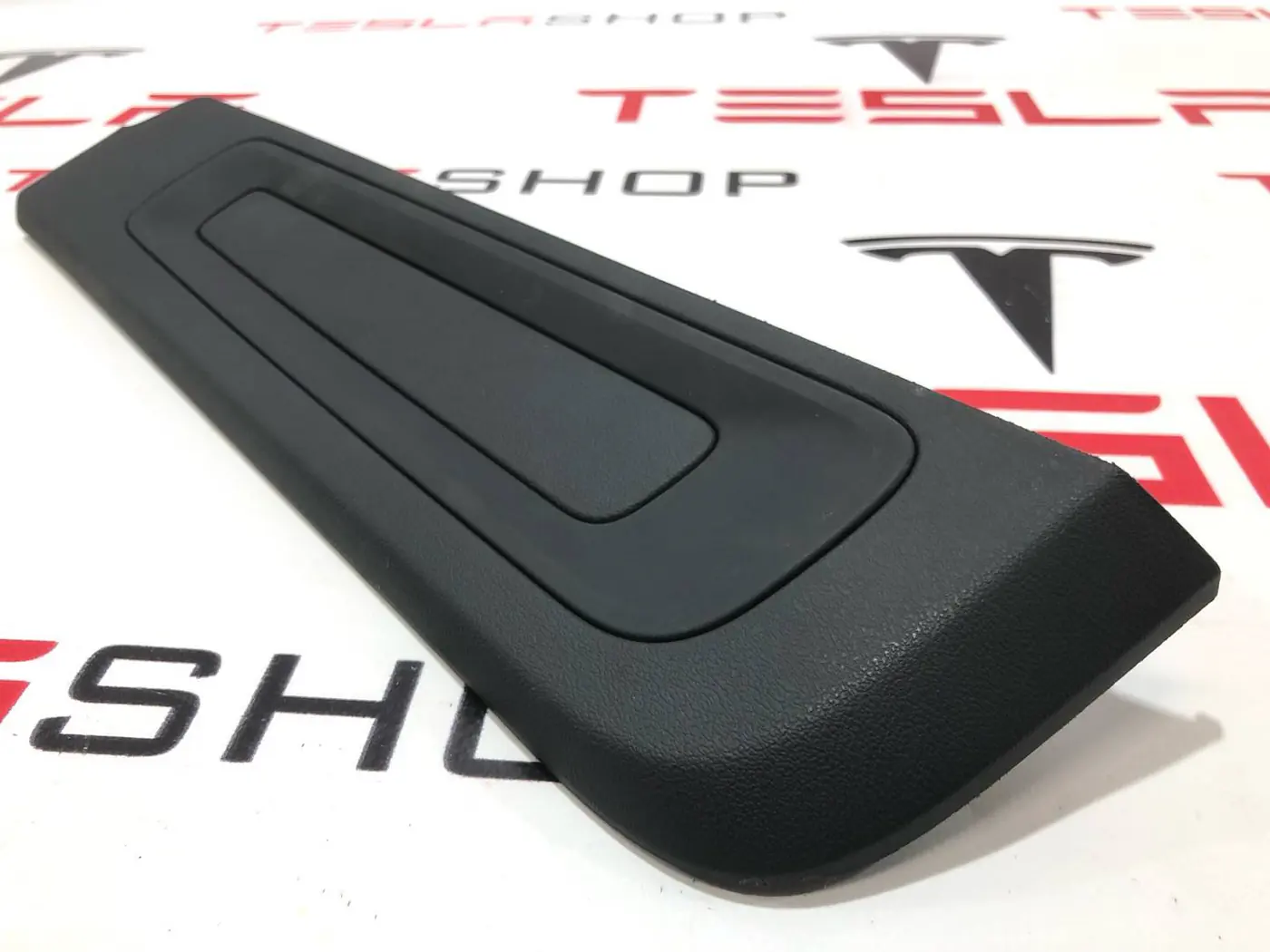 Пластик салазок сиденья к Rivian R1T 2022