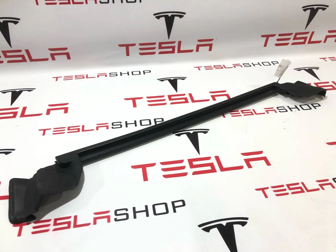 Уплотнитель к Tesla Model Y 2021