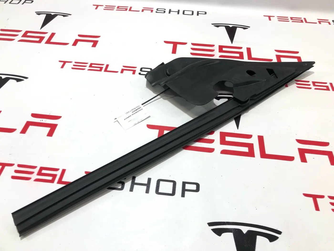 Уплотнитель к Tesla Model Y 2021