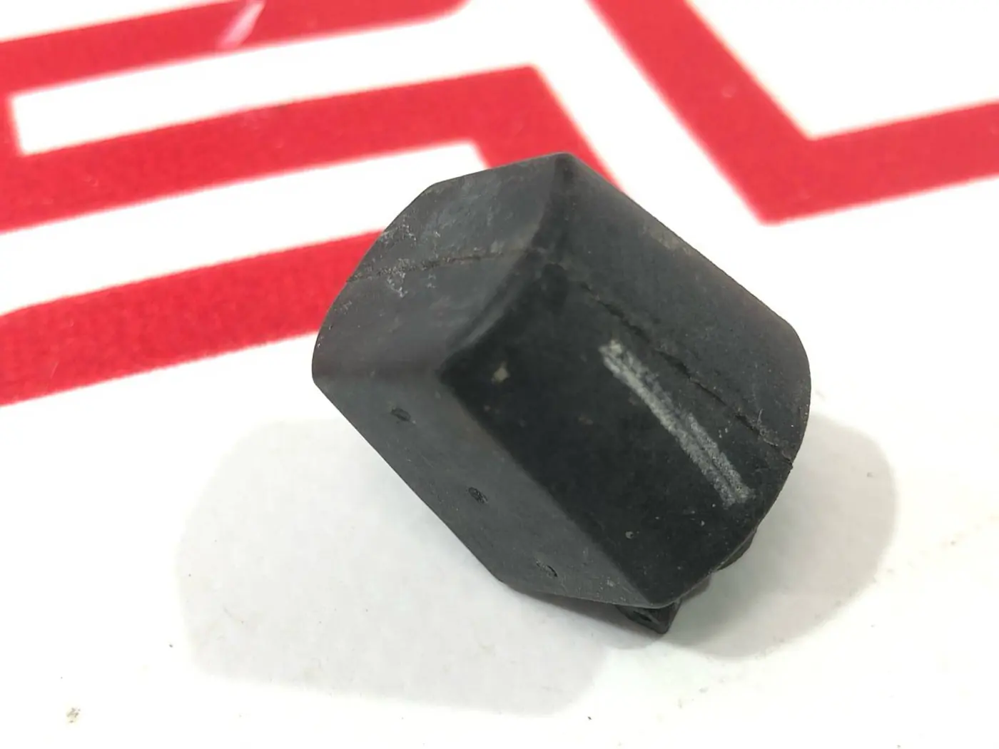 Отбойник капота (демпфер) к Rivian R1T 2022