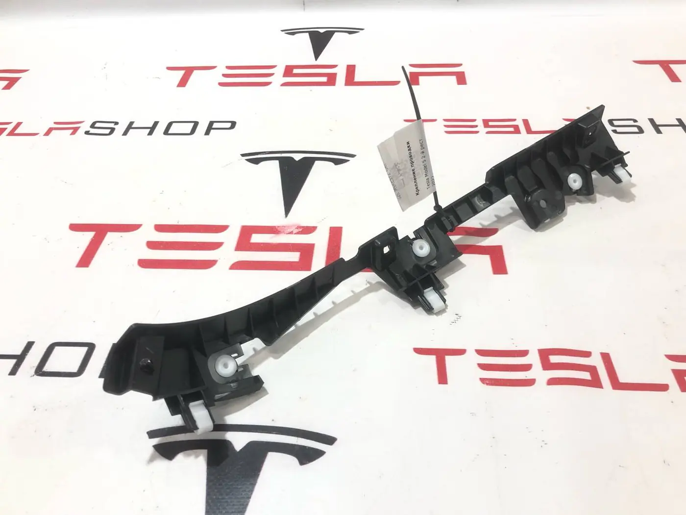 Крепление проводки к Tesla Model S 2022