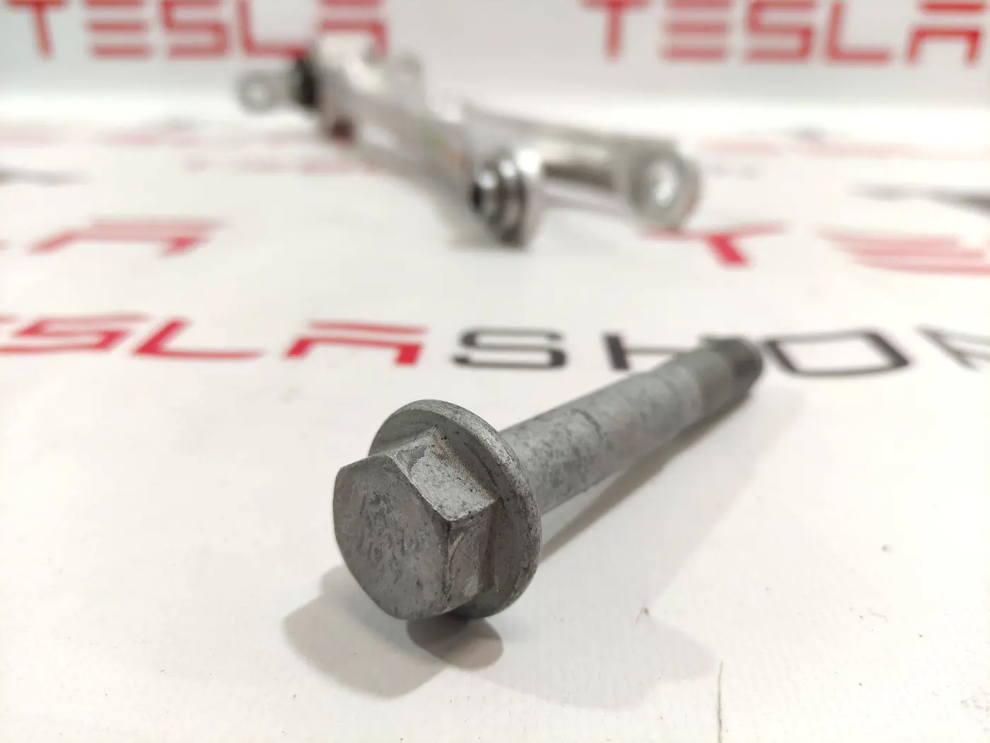 Болт к Tesla Model S 2022