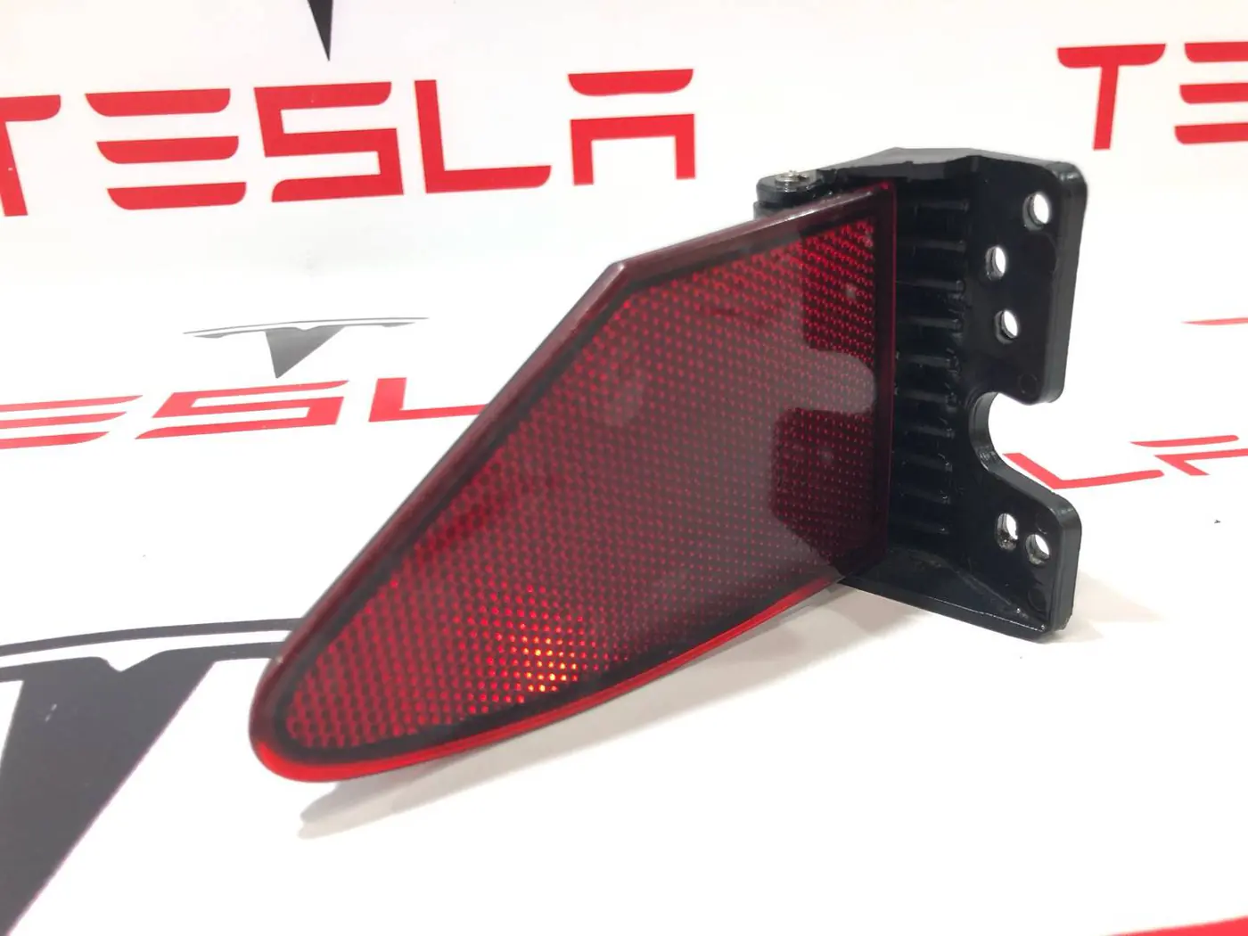 Лючок порта зарядки к Tesla Model S 2014