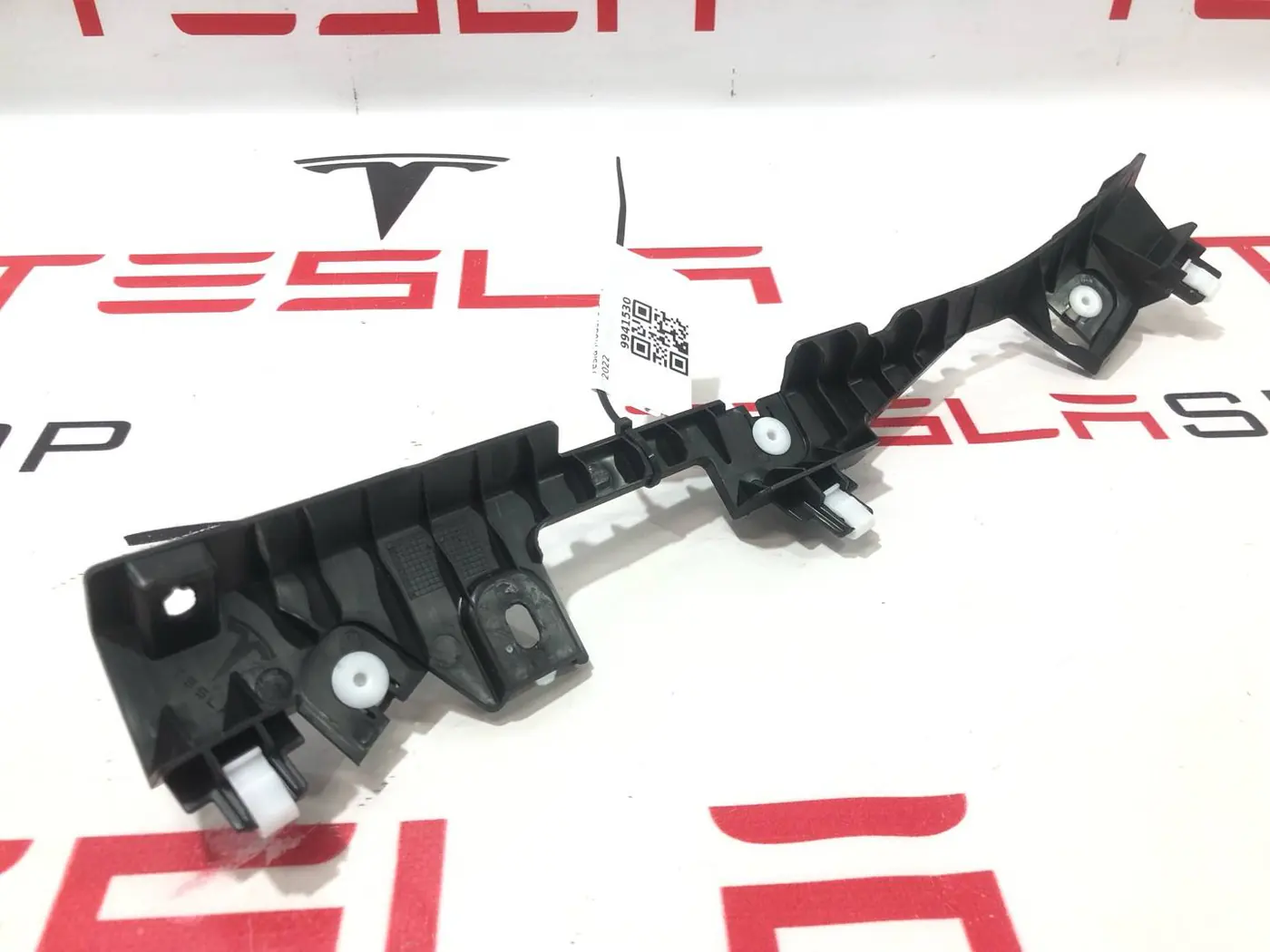 Крепление проводки к Tesla Model S 2022