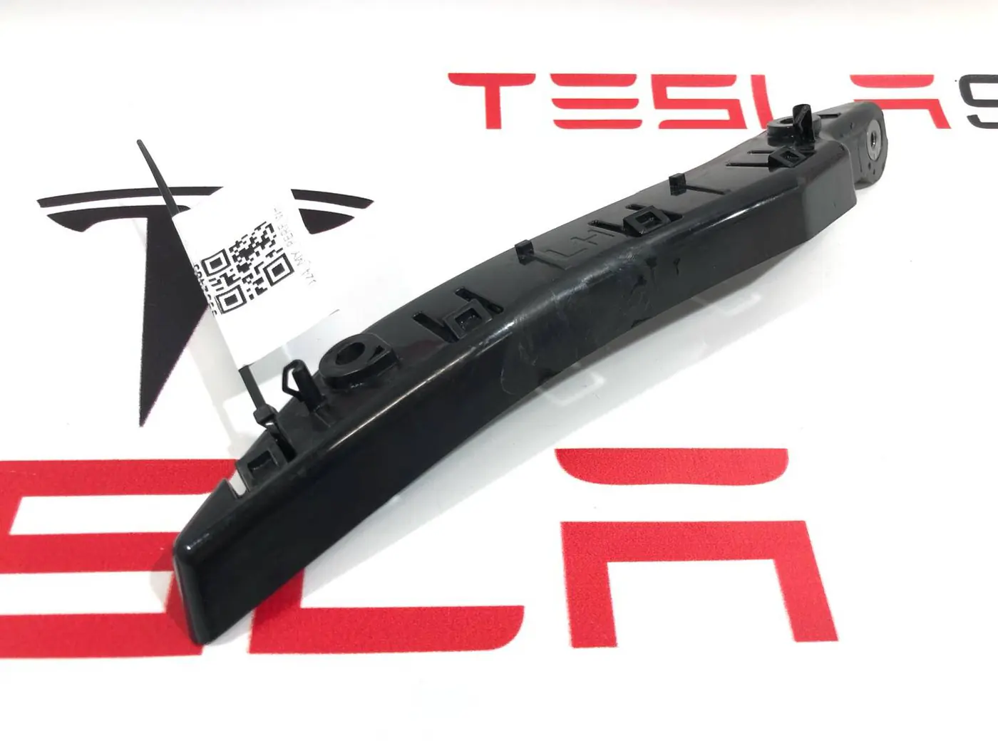 Кронштейн крепления бампера к Tesla Model Y 2021