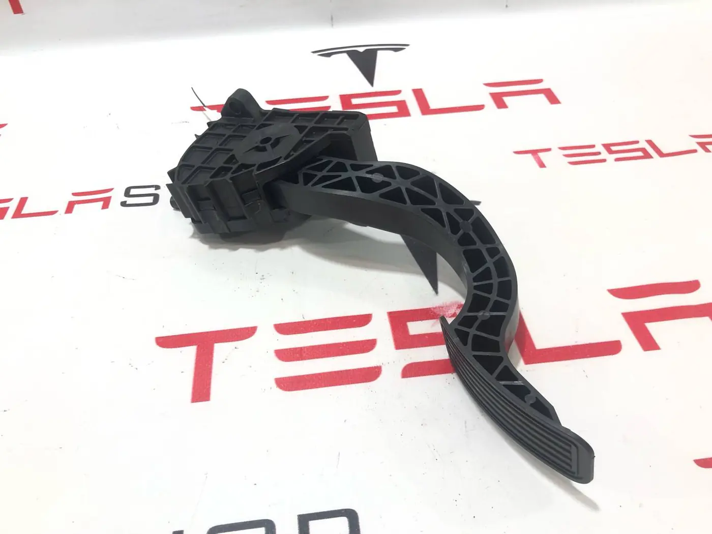 Педаль газа к Tesla Model S 2022