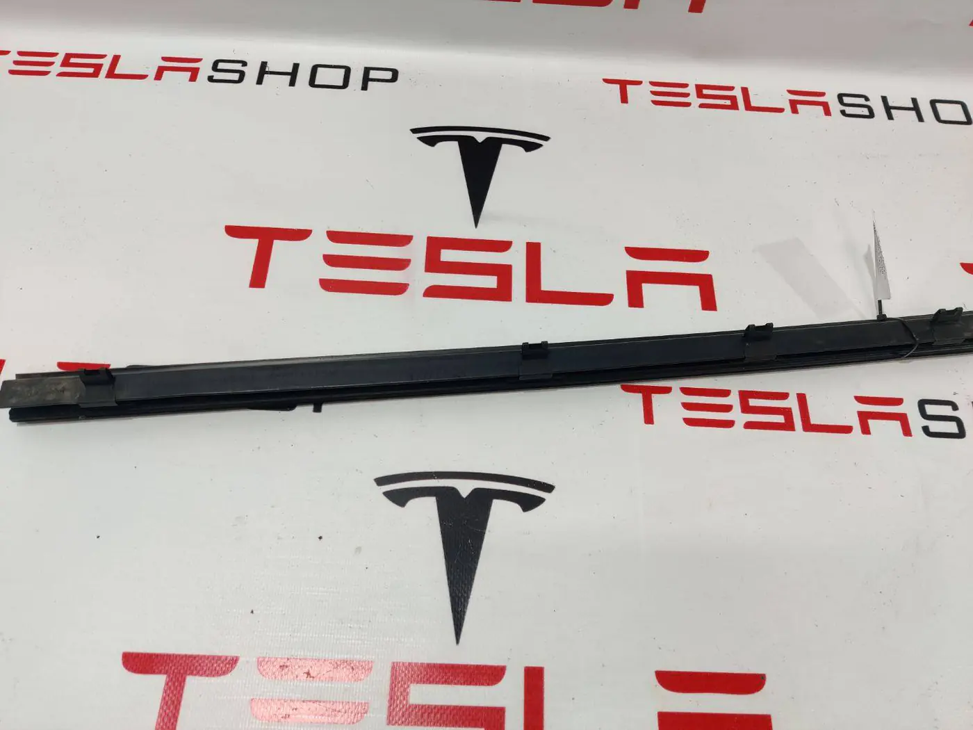 Уплотнитель к Tesla Model S 2014