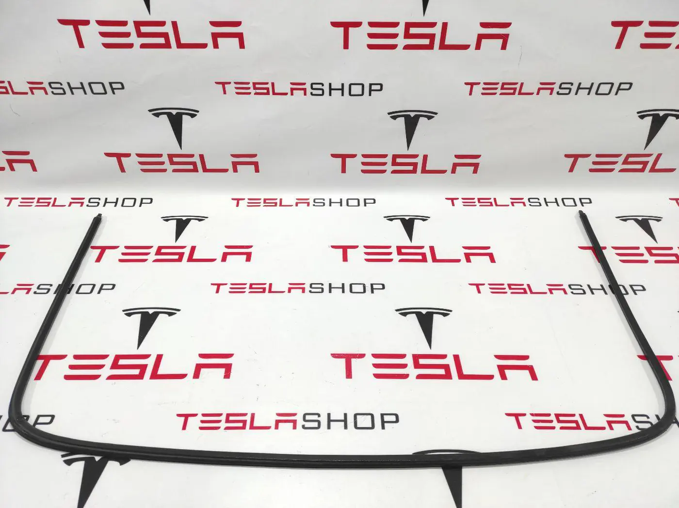 Уплотнитель люка к Tesla Model S 2015