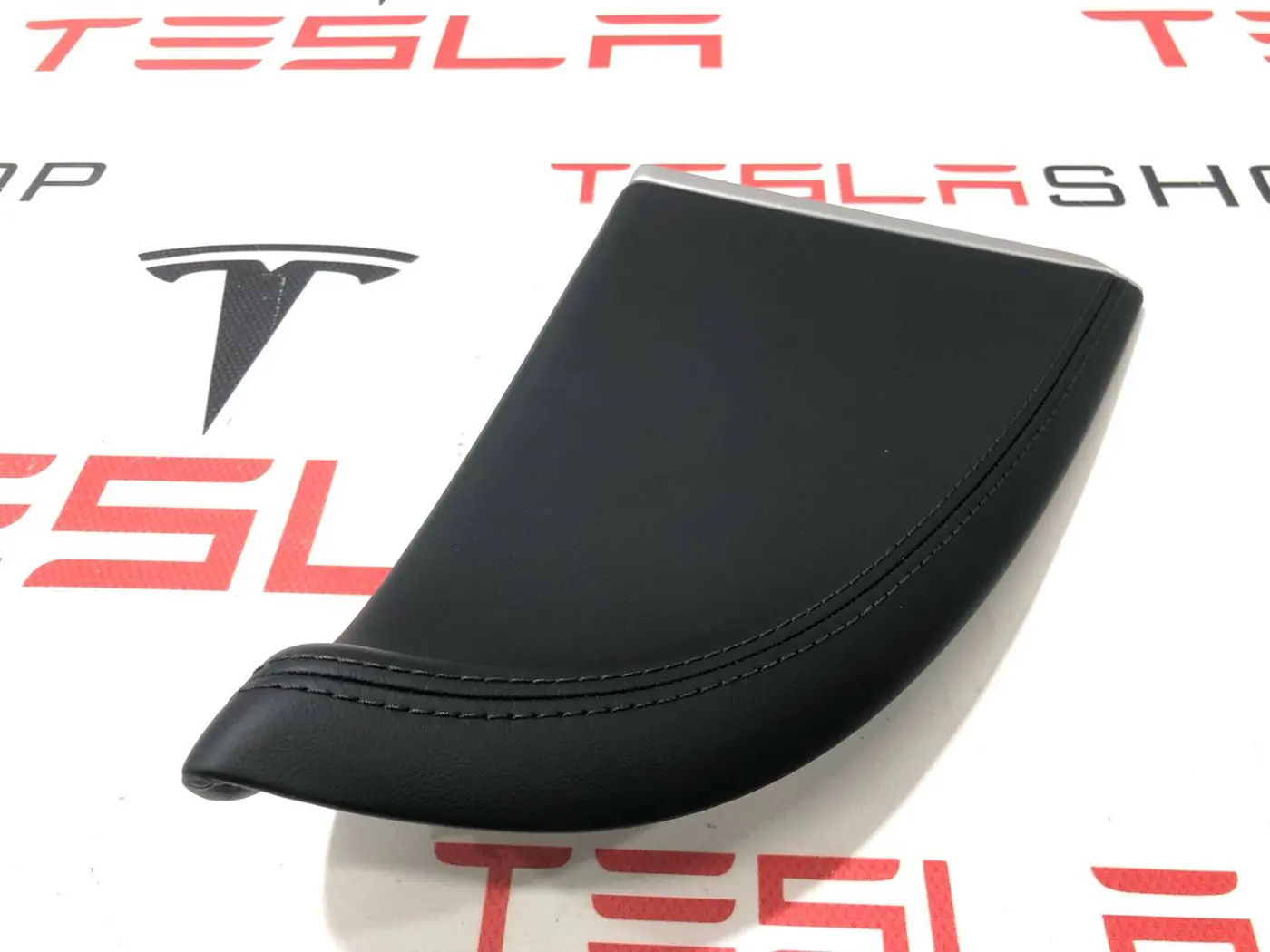 Обшивка стойки к Tesla Model S 2019