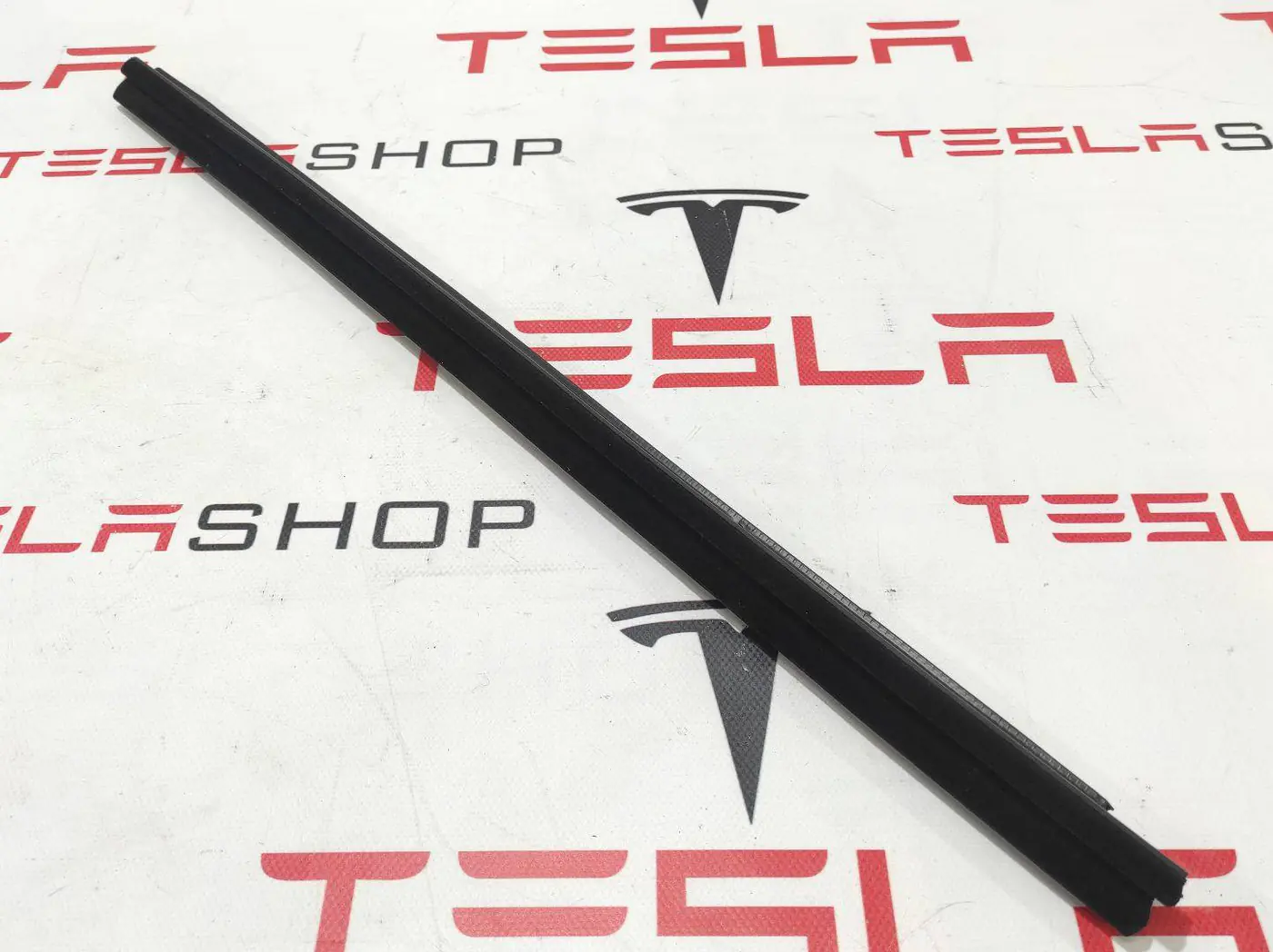 Уплотнитель к Tesla Model S 2018