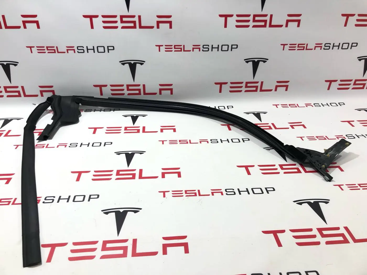 Уплотнитель к Tesla Model X 2022