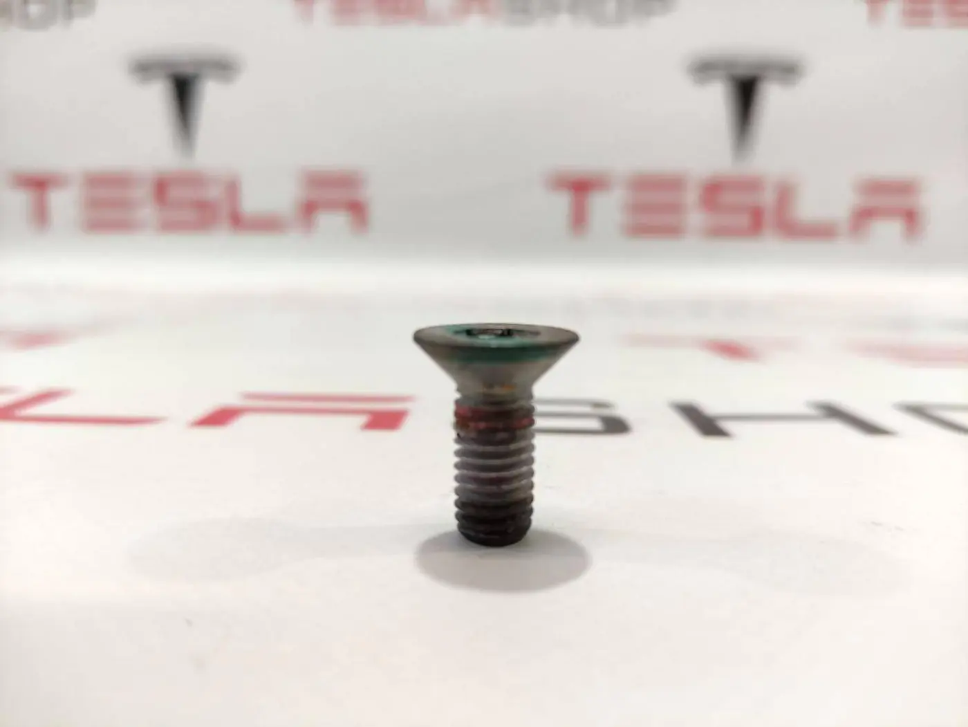 Болт к Tesla Model X 2019
