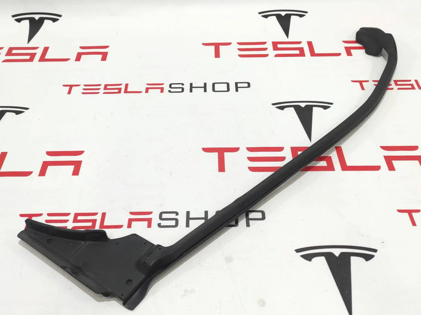 Уплотнитель к Tesla Model S 2018