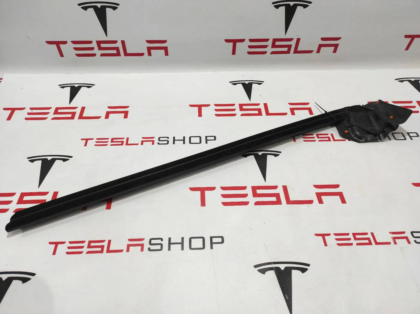 Уплотнитель к Tesla Model 3 2020