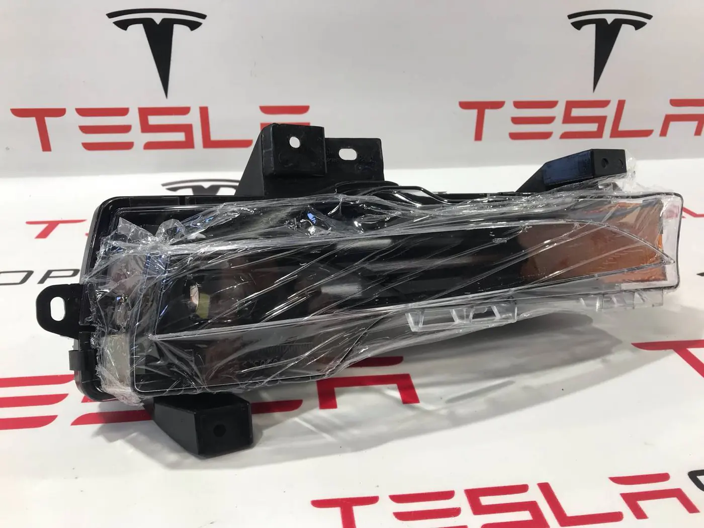 Фара противотуманная левая к Tesla Model 3 2021