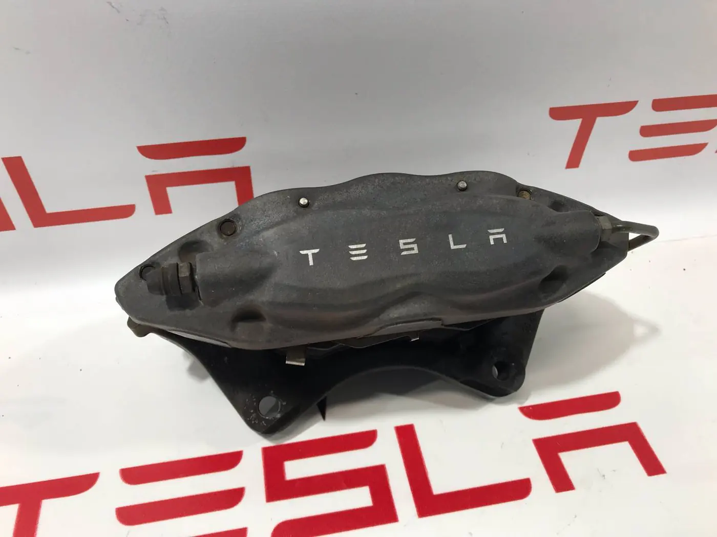 Суппорт задний левый к Tesla Model S 2016