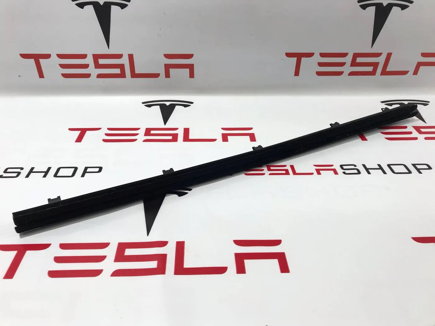Уплотнитель к Tesla Model S 2013