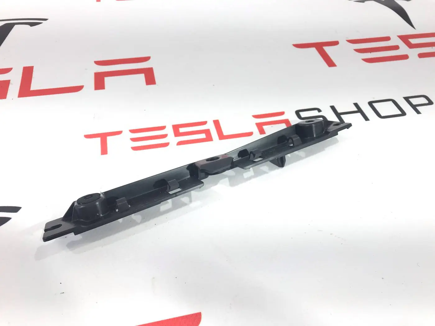 Крепление проводки к Tesla Model S 2021