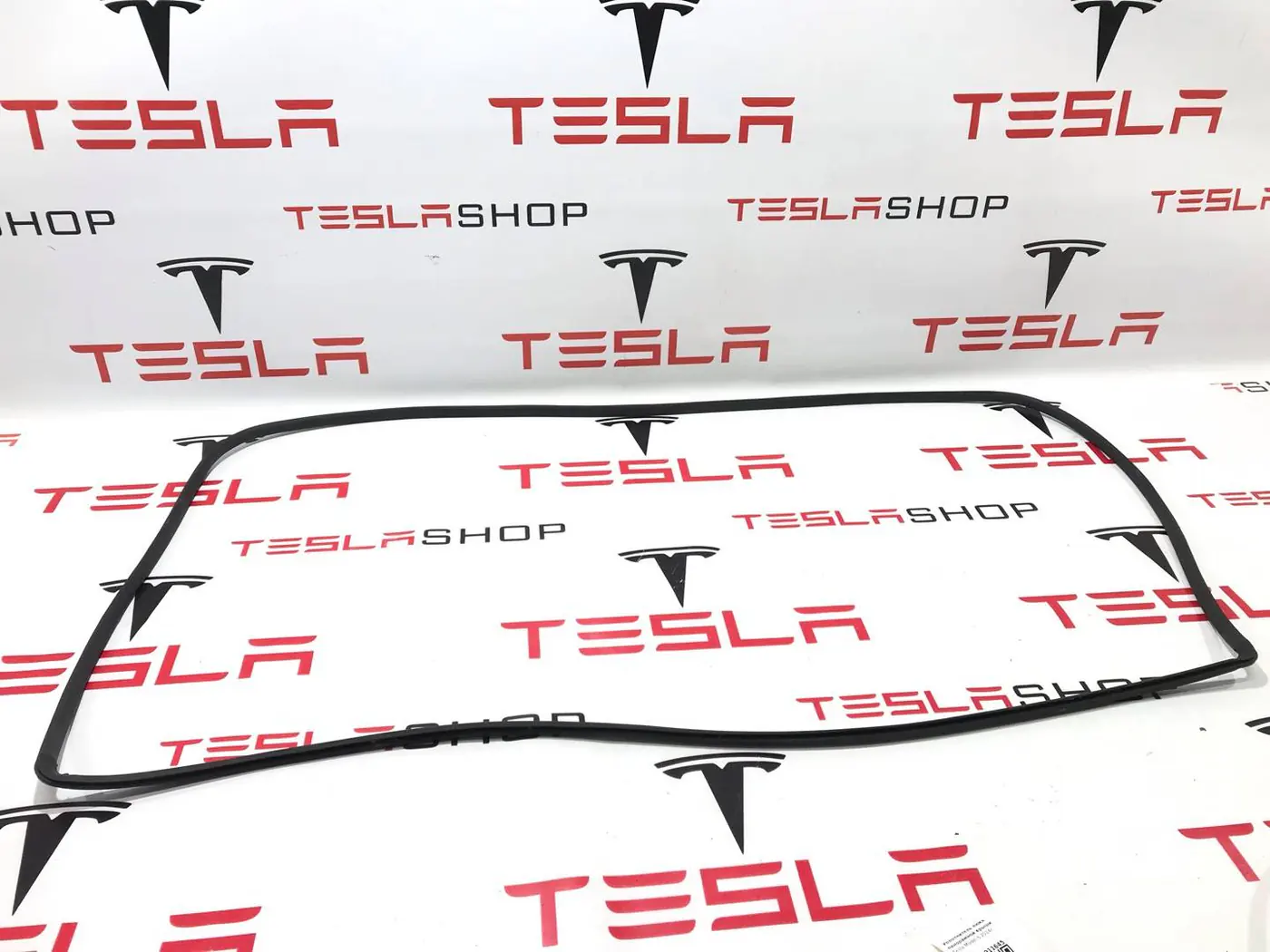Уплотнитель люка к Tesla Model S 2014