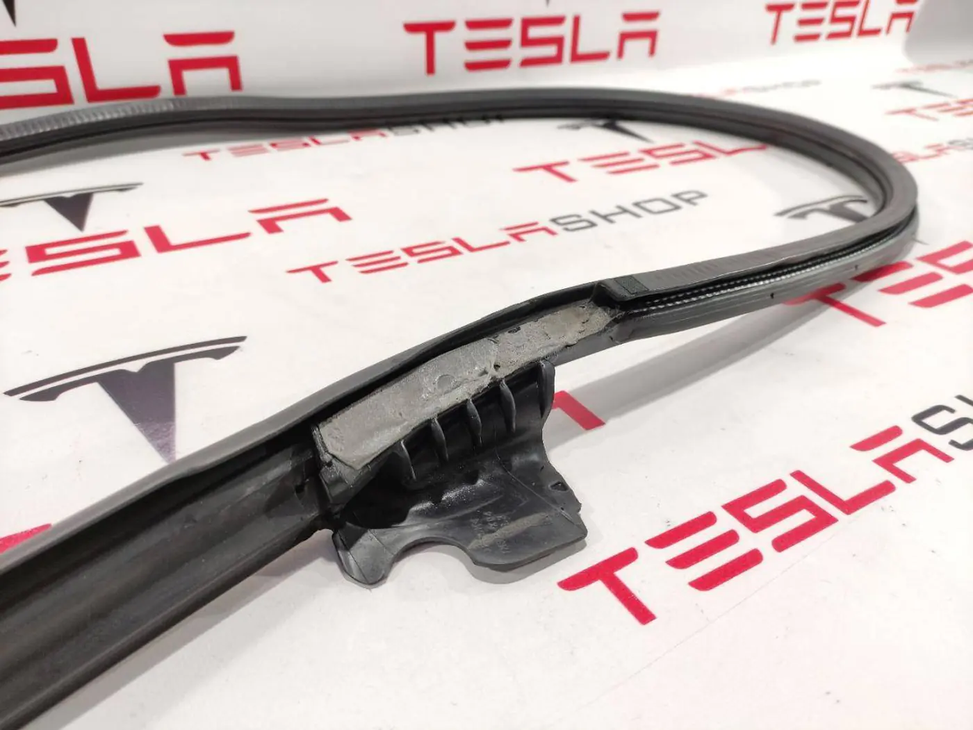 Уплотнитель к Tesla Model S 2016