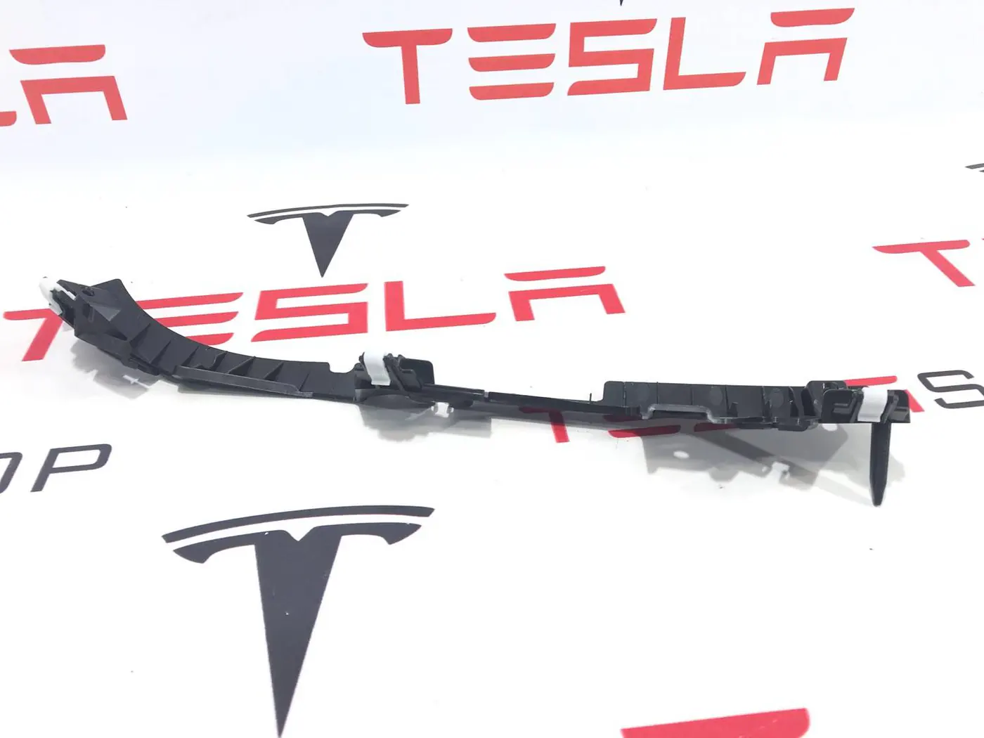 Крепление проводки к Tesla Model S 2021
