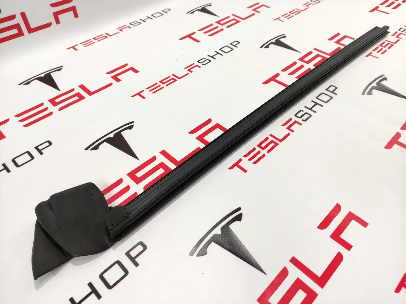 Уплотнитель к Tesla Model Y 2020