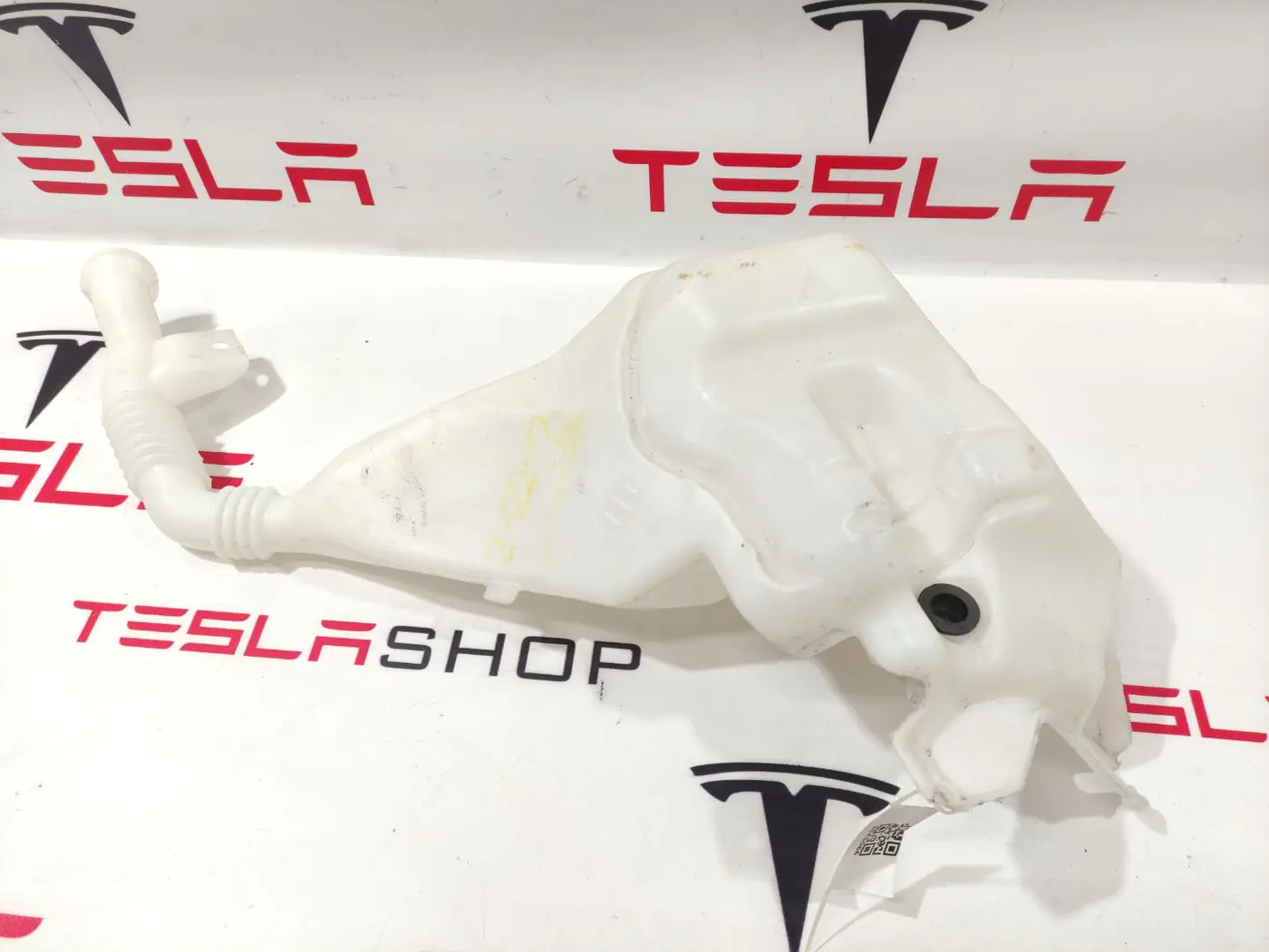 Бачок омывателя к Tesla Model S 2017