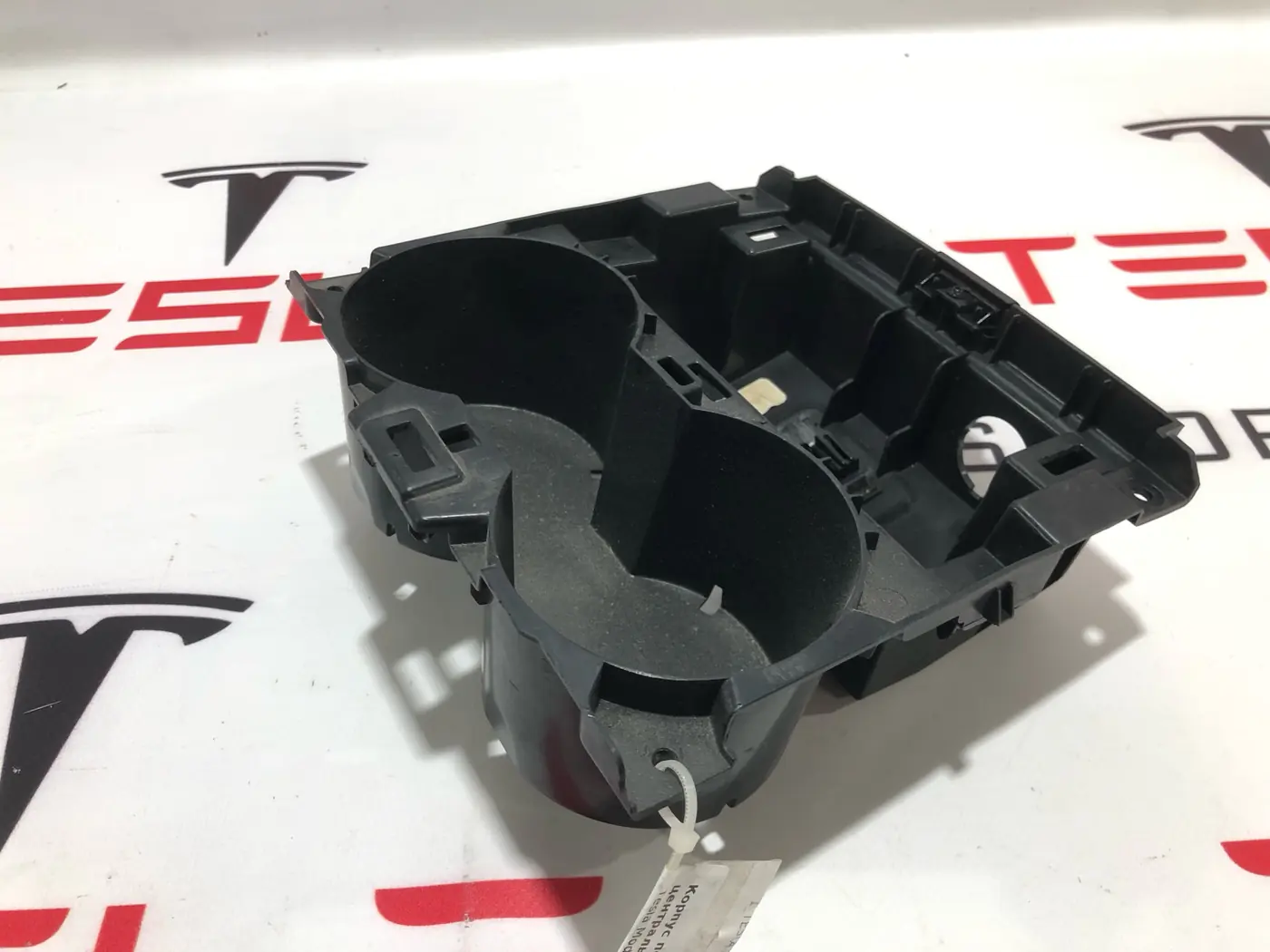 Подстаканник к Tesla Model Y 2020