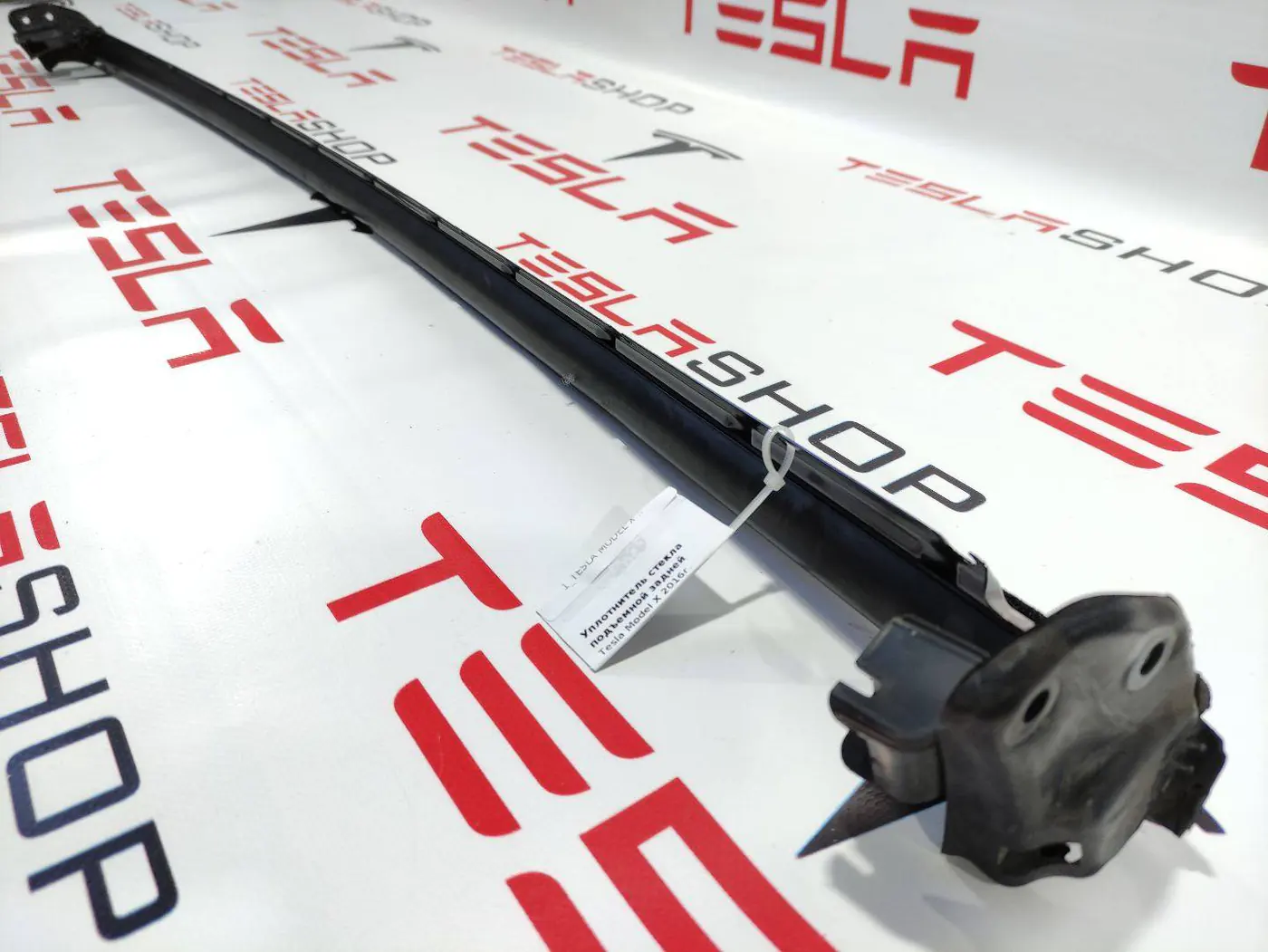 Уплотнитель двери сдвижной к Tesla Model X 2016