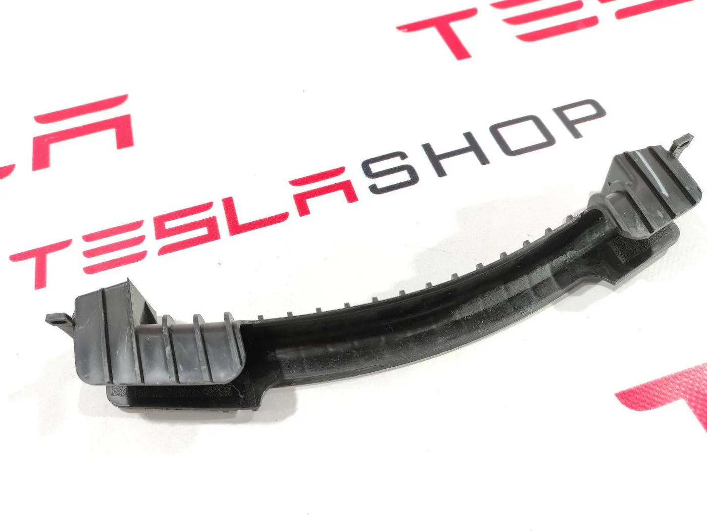 Крепление проводки к Tesla Model S 2018