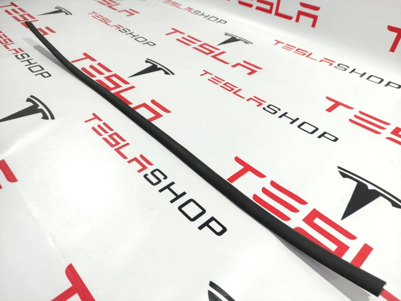 Уплотнитель двери сдвижной к Tesla Model X 2016