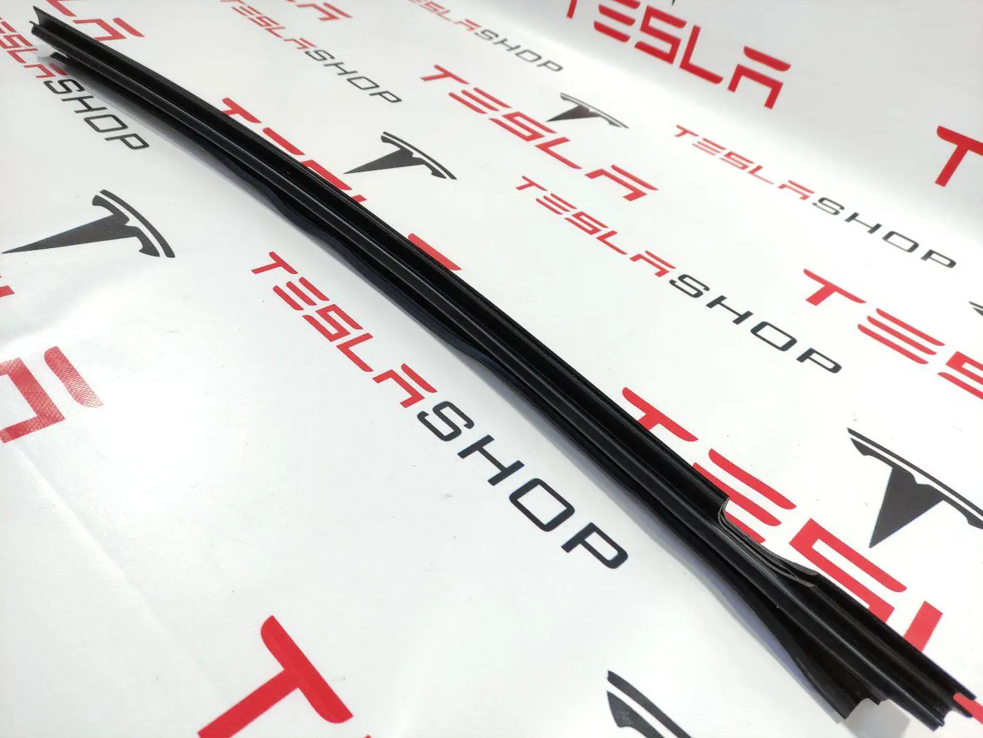 Уплотнитель двери сдвижной к Tesla Model X 2016