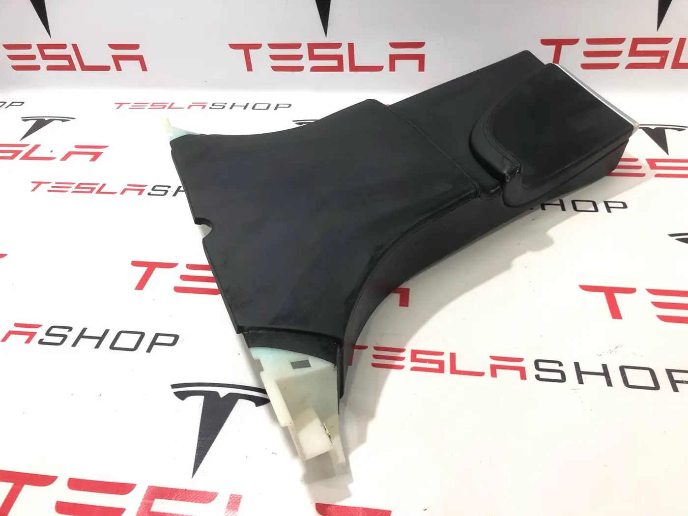 Обшивка стойки к Tesla Model S 2014