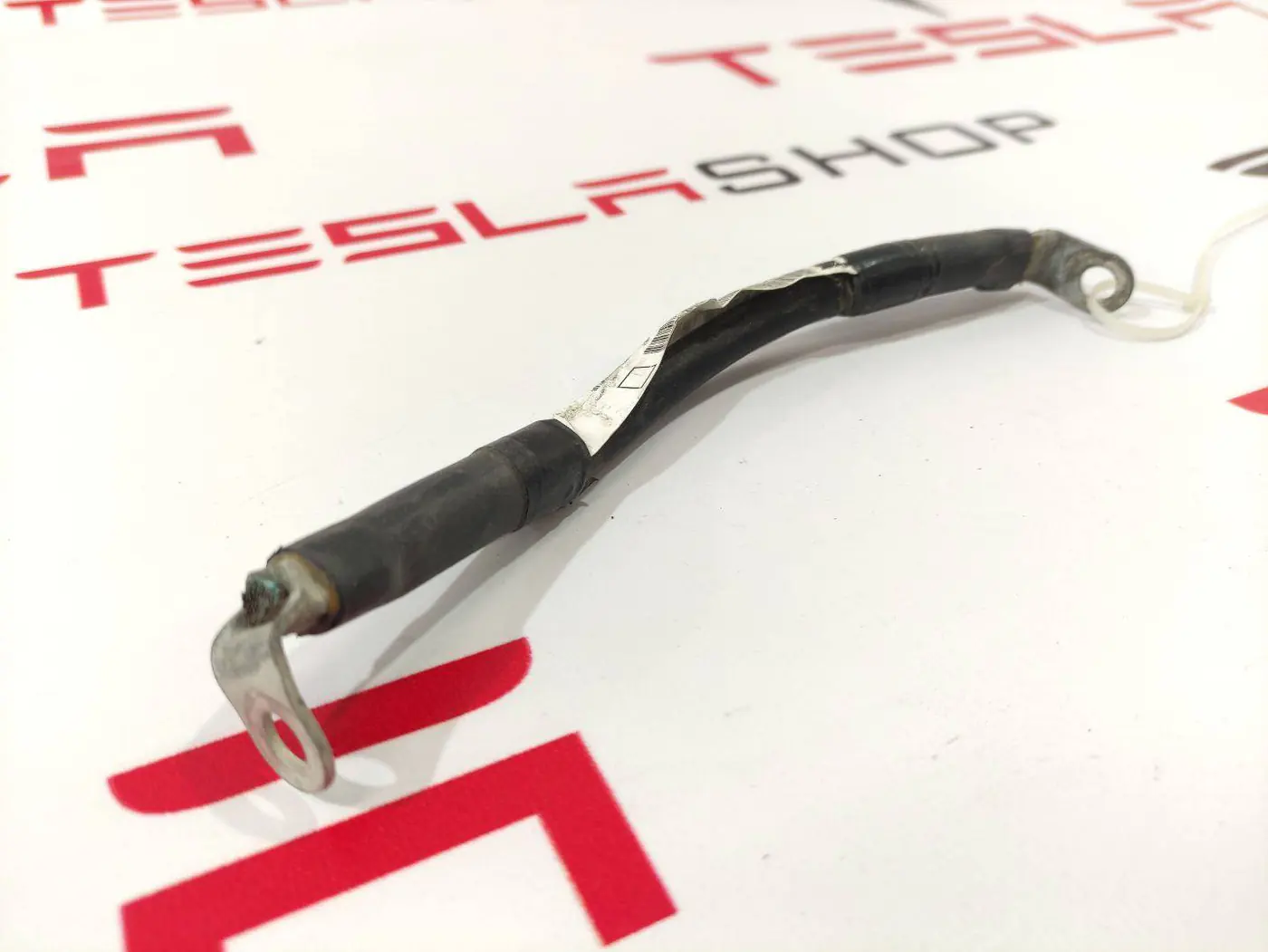 Минусовой провод аккумулятора к Tesla Model S 2012