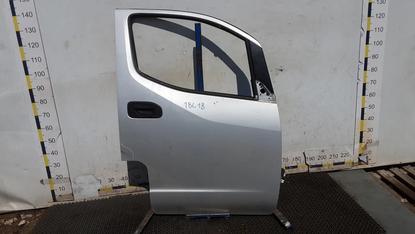 Дверь передняя правая к Nissan NV200 2011