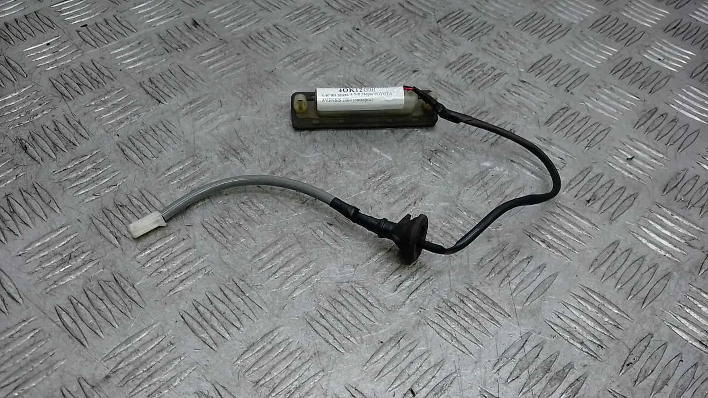 Кнопка  к Toyota Avensis 2004