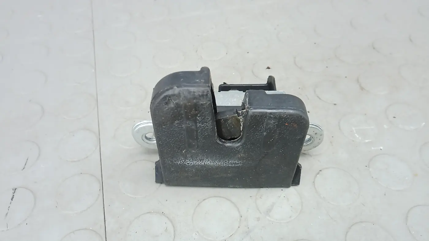 Замок двери к Volkswagen Touran 2004