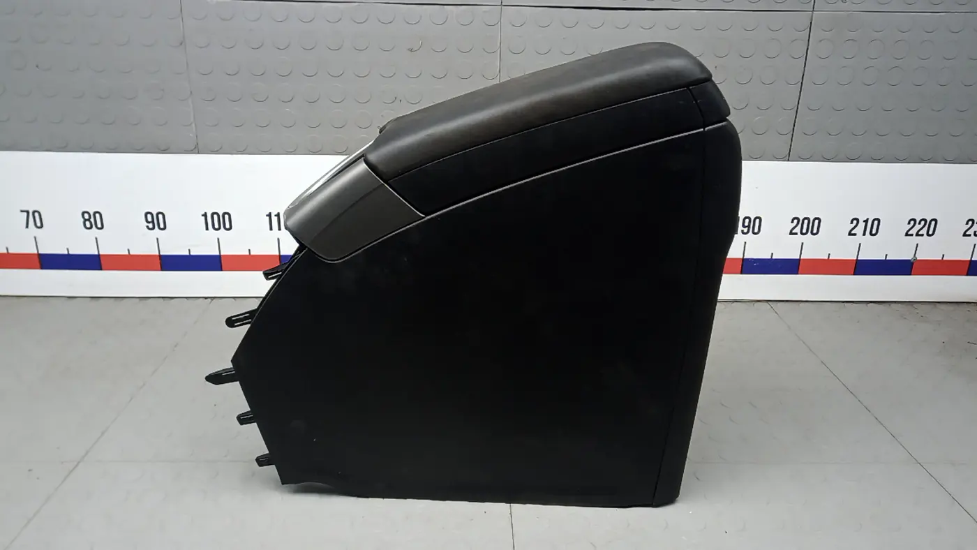 Подлокотник к Toyota Prius 2012