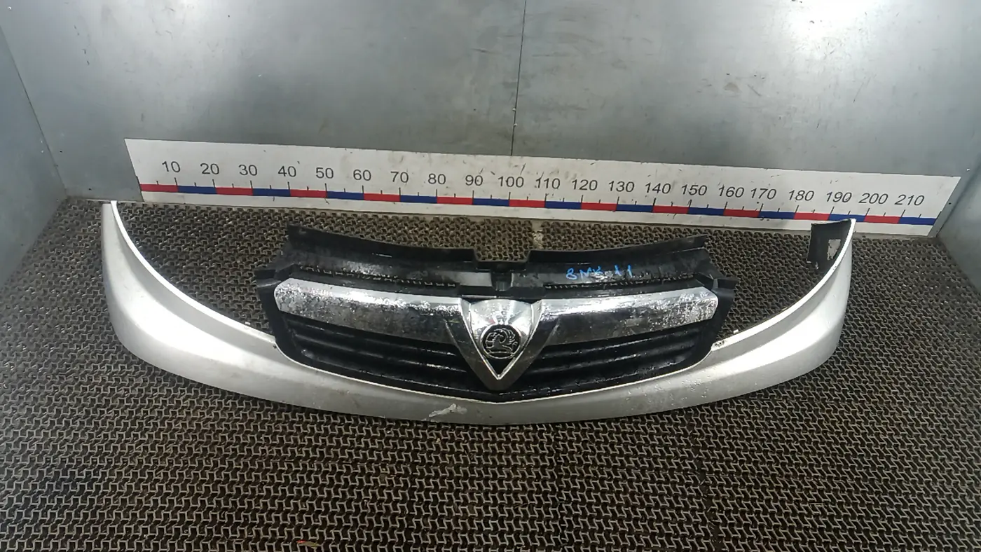 Решетка радиатора к Opel Vivaro 2010