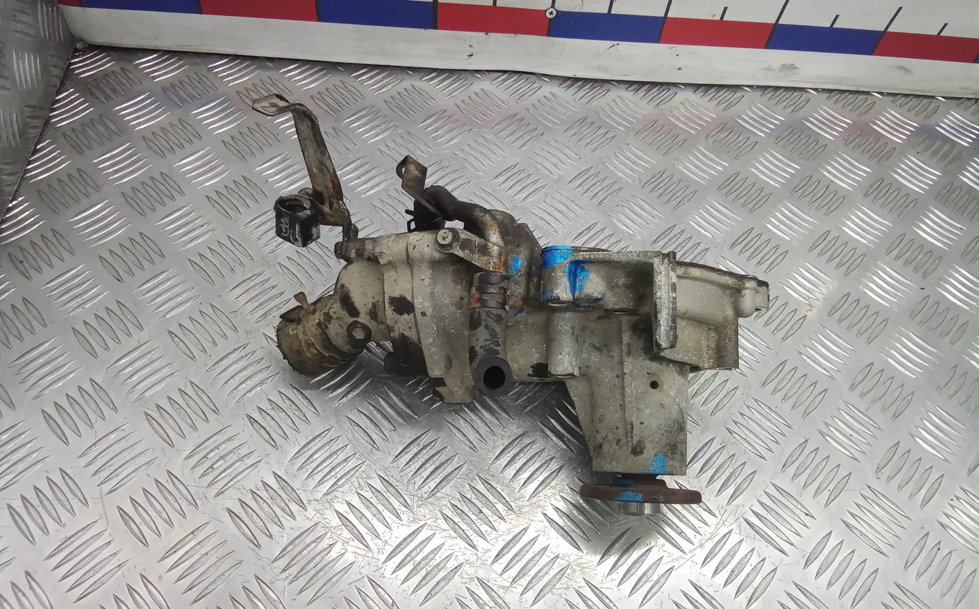 Помпа к Mitsubishi L200 2011