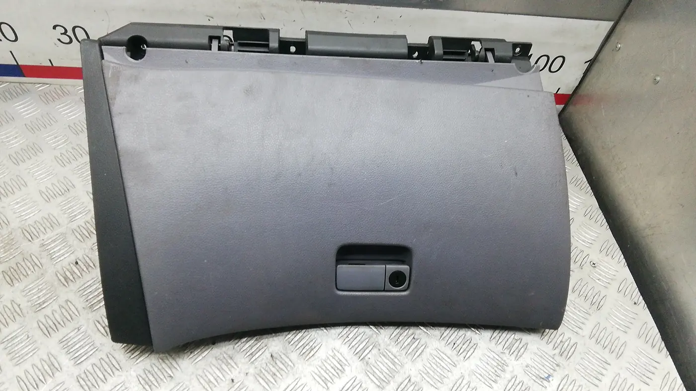Бардачок к Nissan Primera 2002