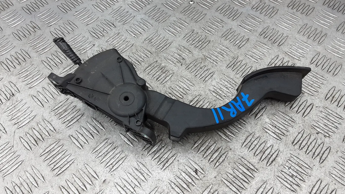 Педаль газа к Mazda 100 2006