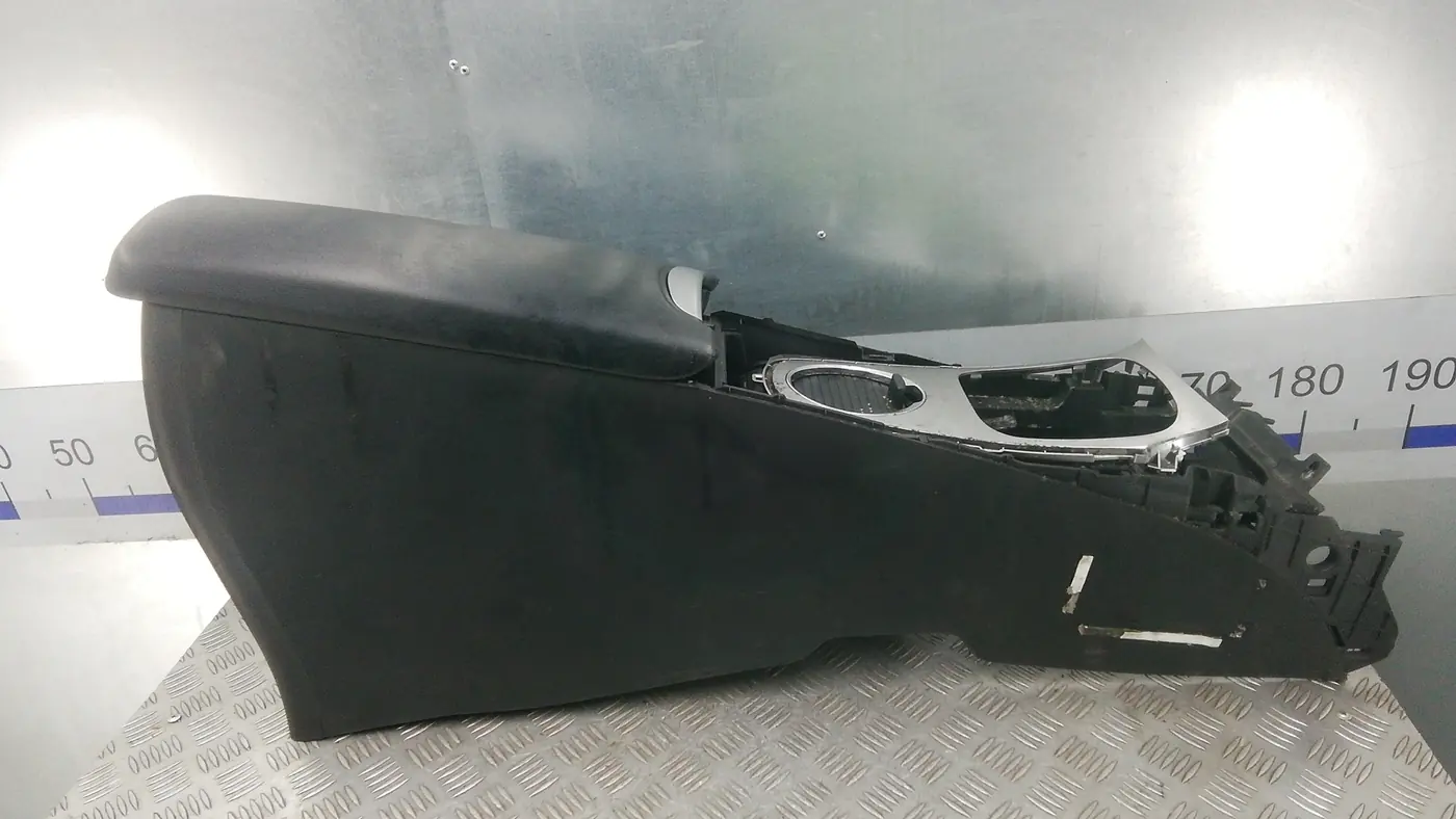 Подлокотник к Toyota Avensis 2012