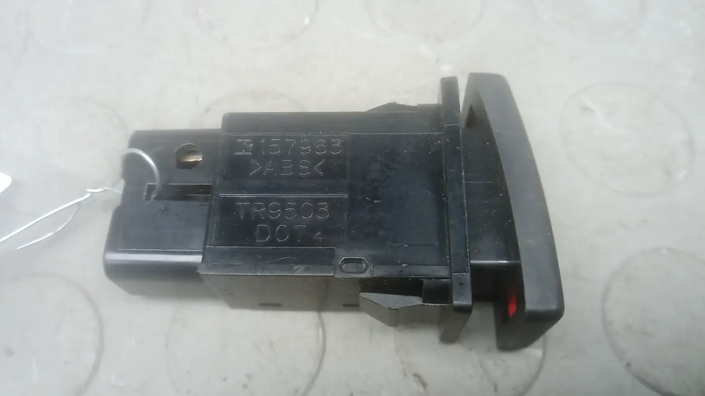 Кнопка  к Toyota Avensis 2004
